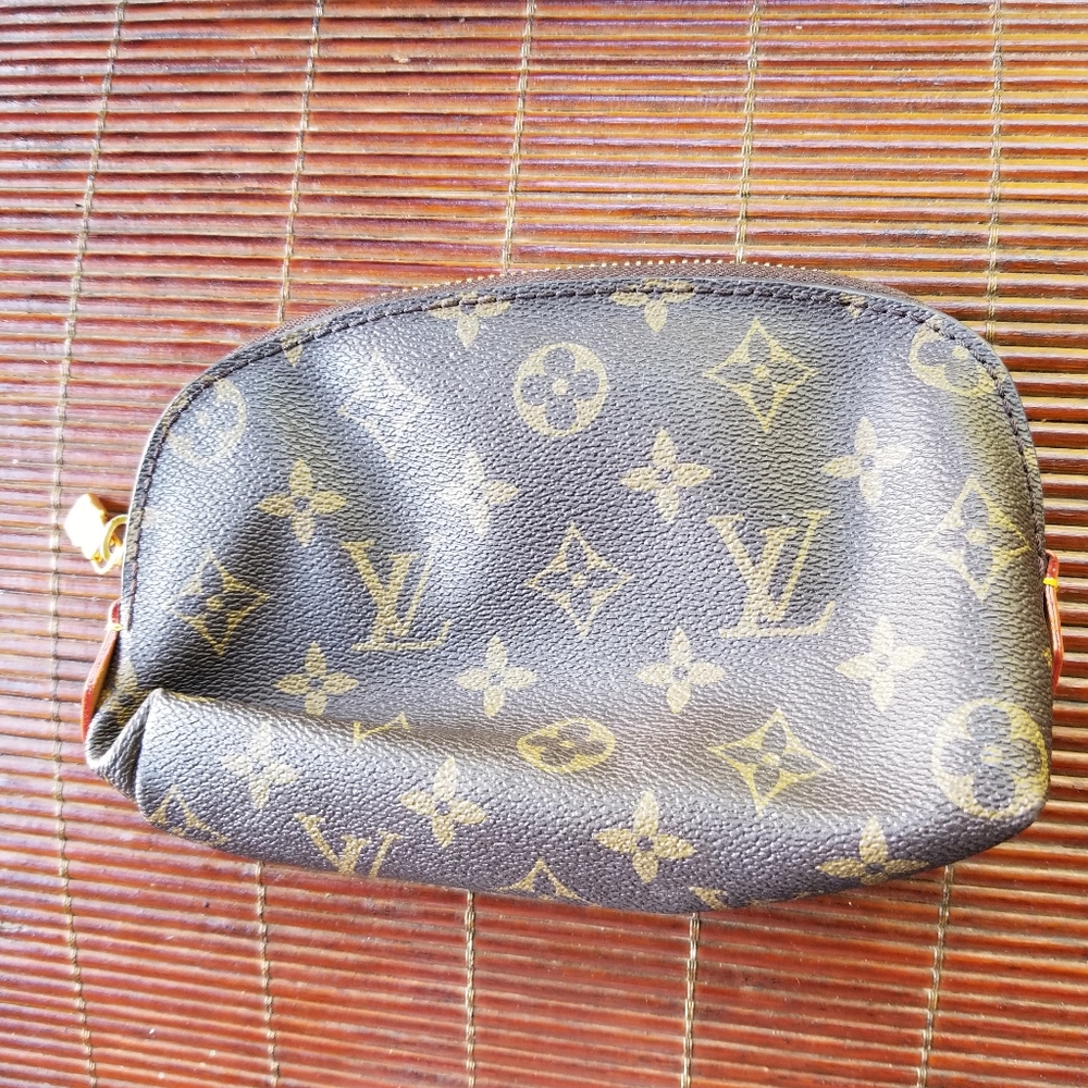 LEATHER MAKE UP BAG BY LOUIS VUITTON - Picture 5 of 6